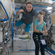 Imagen para el artículo titulado Turistas y astronautas juegan un partido de bádminton en la Estación Espacial Internacional